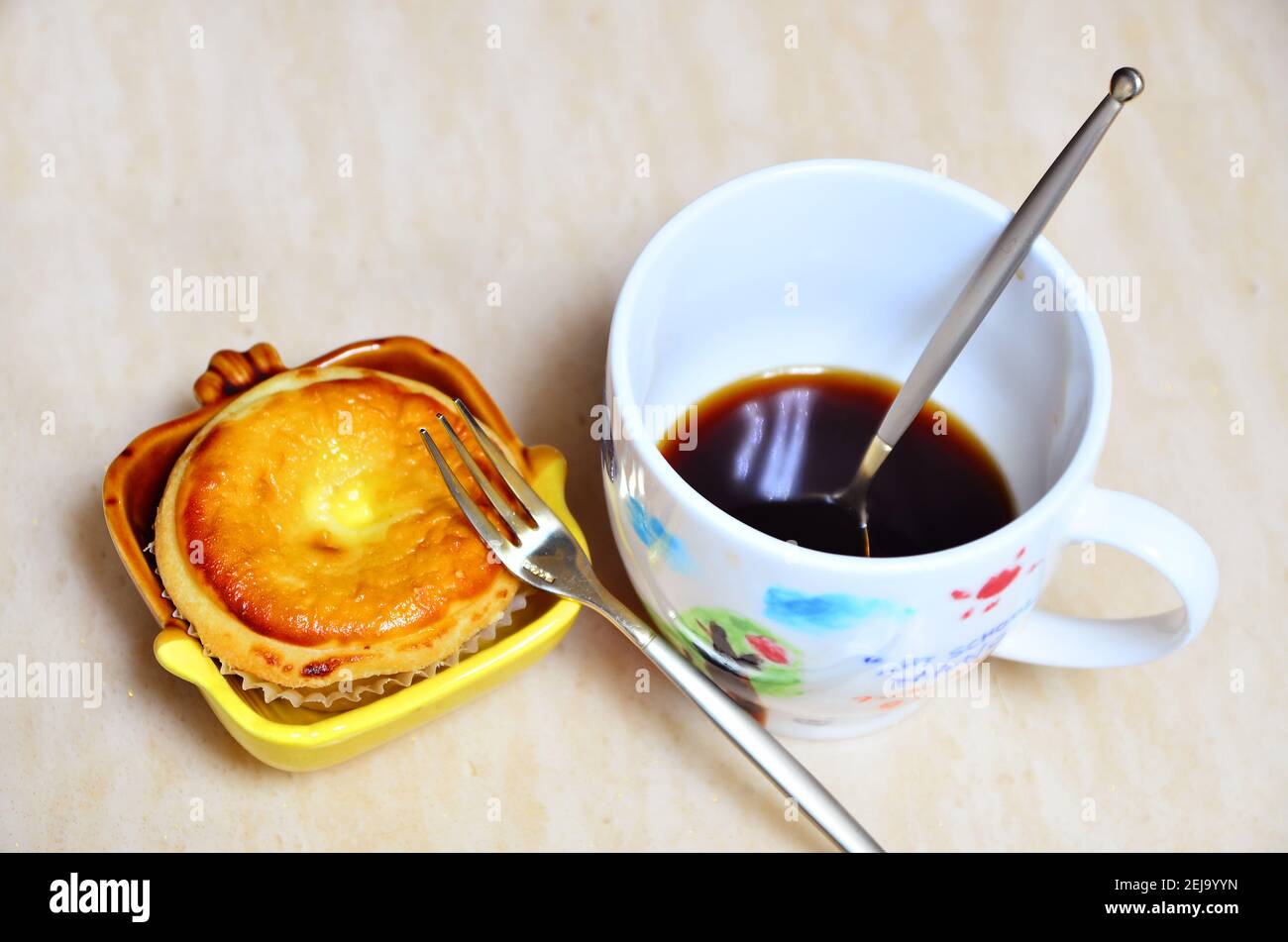 Gustosa torta di uova e caffè al forno Foto Stock