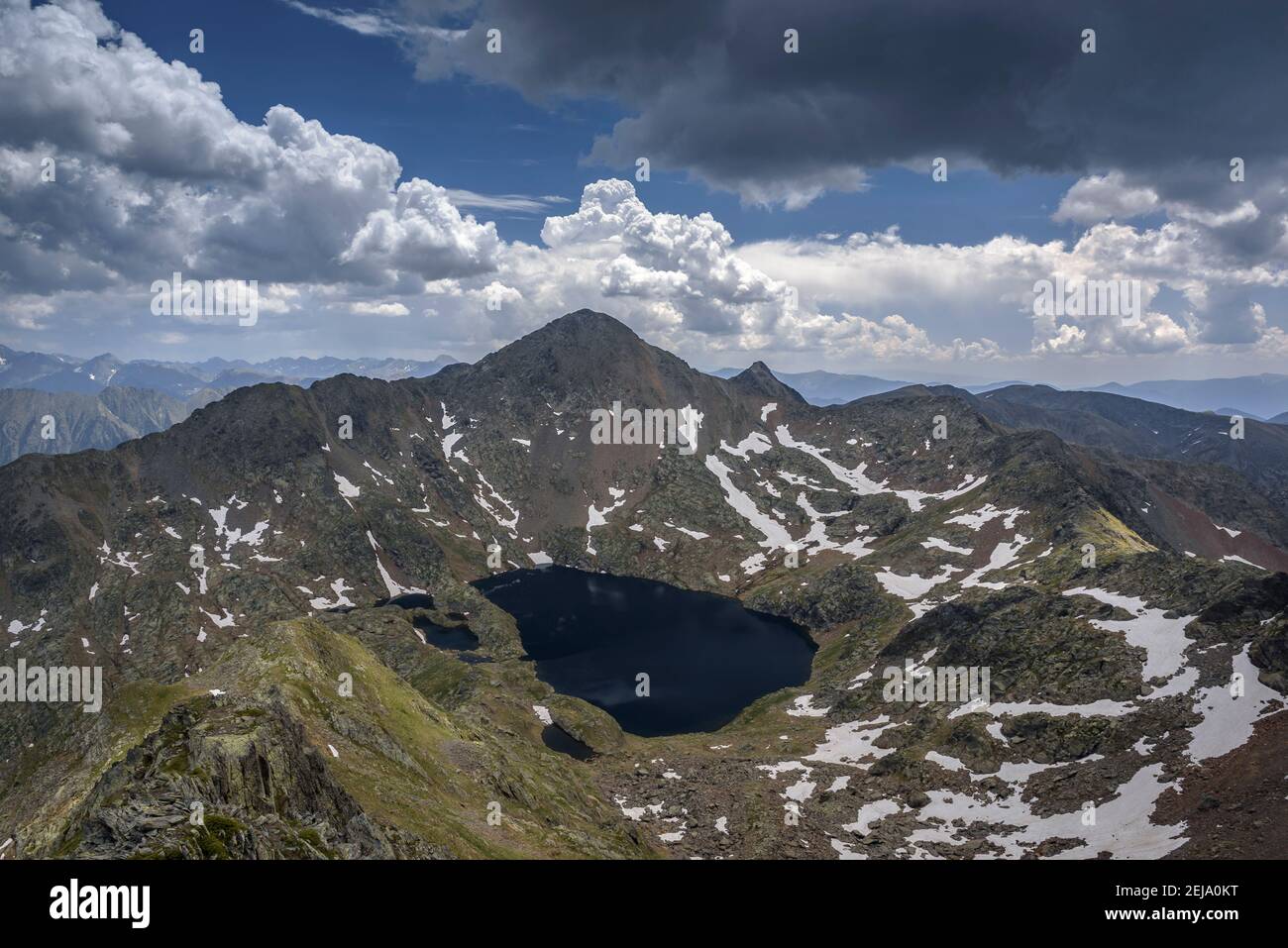 Vista del Circus Gallina e della cima Ventolau (Alt Pirineu Parco Naturale, Pirenei, Catalogna, Spagna) Foto Stock