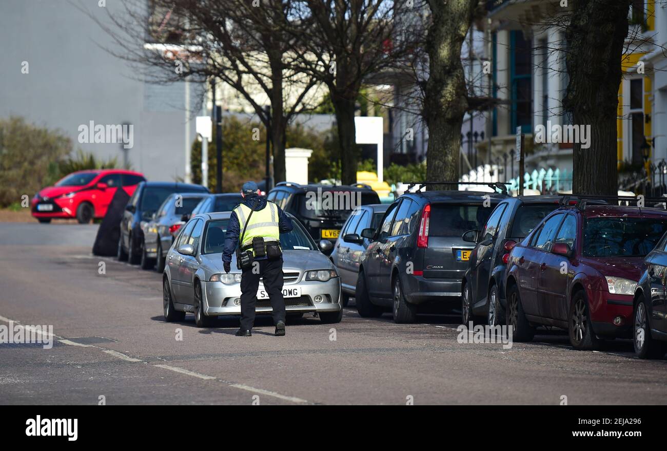 Il responsabile del traffico ha emesso un biglietto per un'auto parcheggiata illegalmente in una Brighton Street 2021 Foto Stock