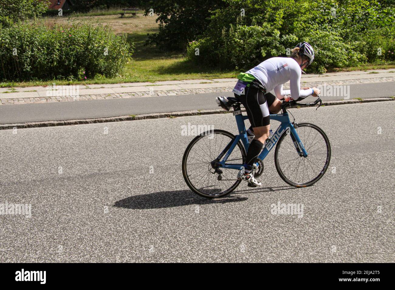Ciclista femminile da corsa su una bici da strada durante il triathlon.  Visto da dietro. Lyngby, Danimarca - 22 giugno 2014 Foto stock - Alamy