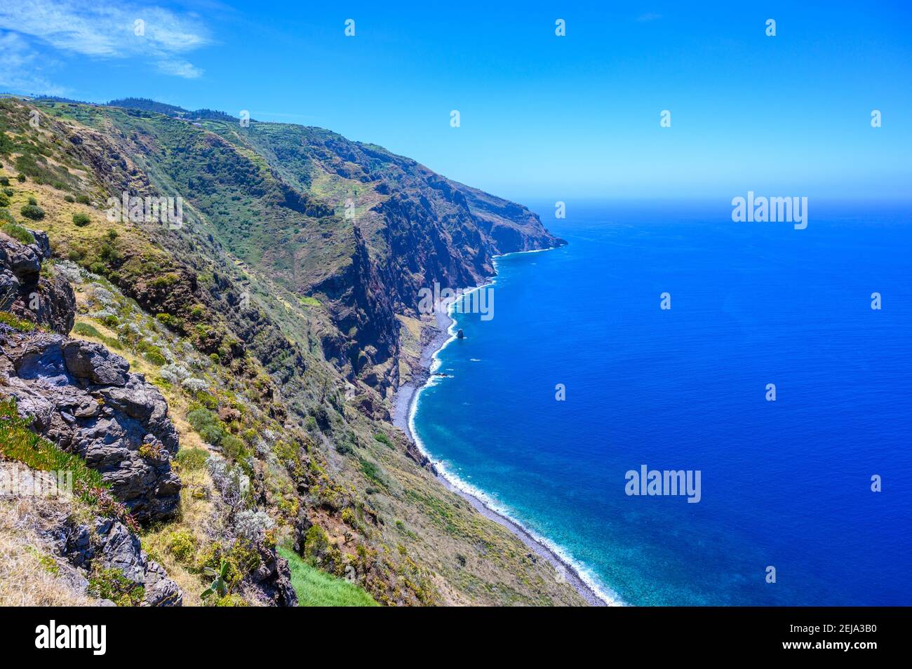 Vista panoramica dal faro Ponta do Pargo alla splendida costa dell'isola di Madeira, Portogallo Foto Stock