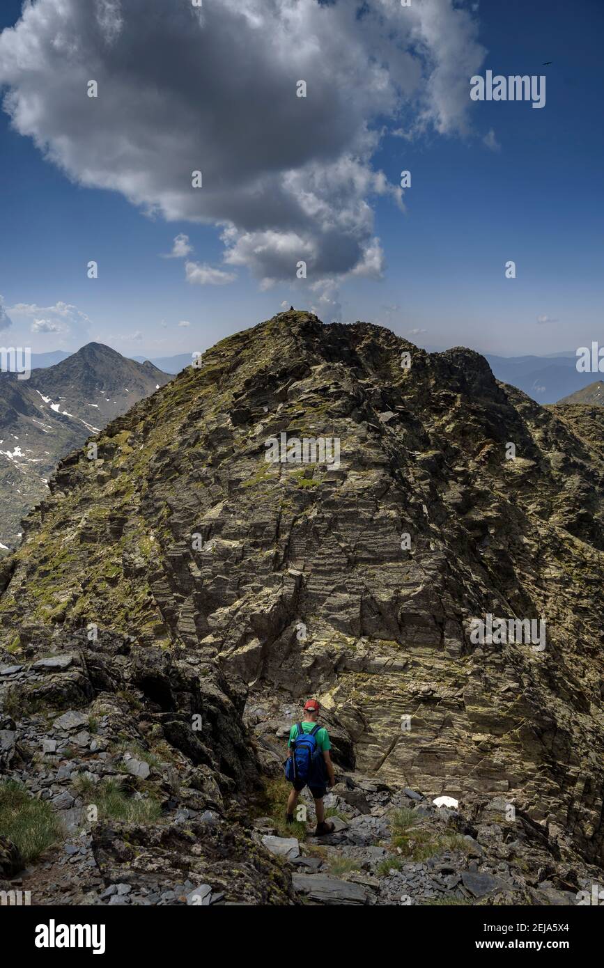 Rottura tra la vetta del Mont-roig Nord e la vetta centrale del Mont-roig (Parco Naturale Alt Pirineu, Pirenei, Catalogna, Spagna) Foto Stock