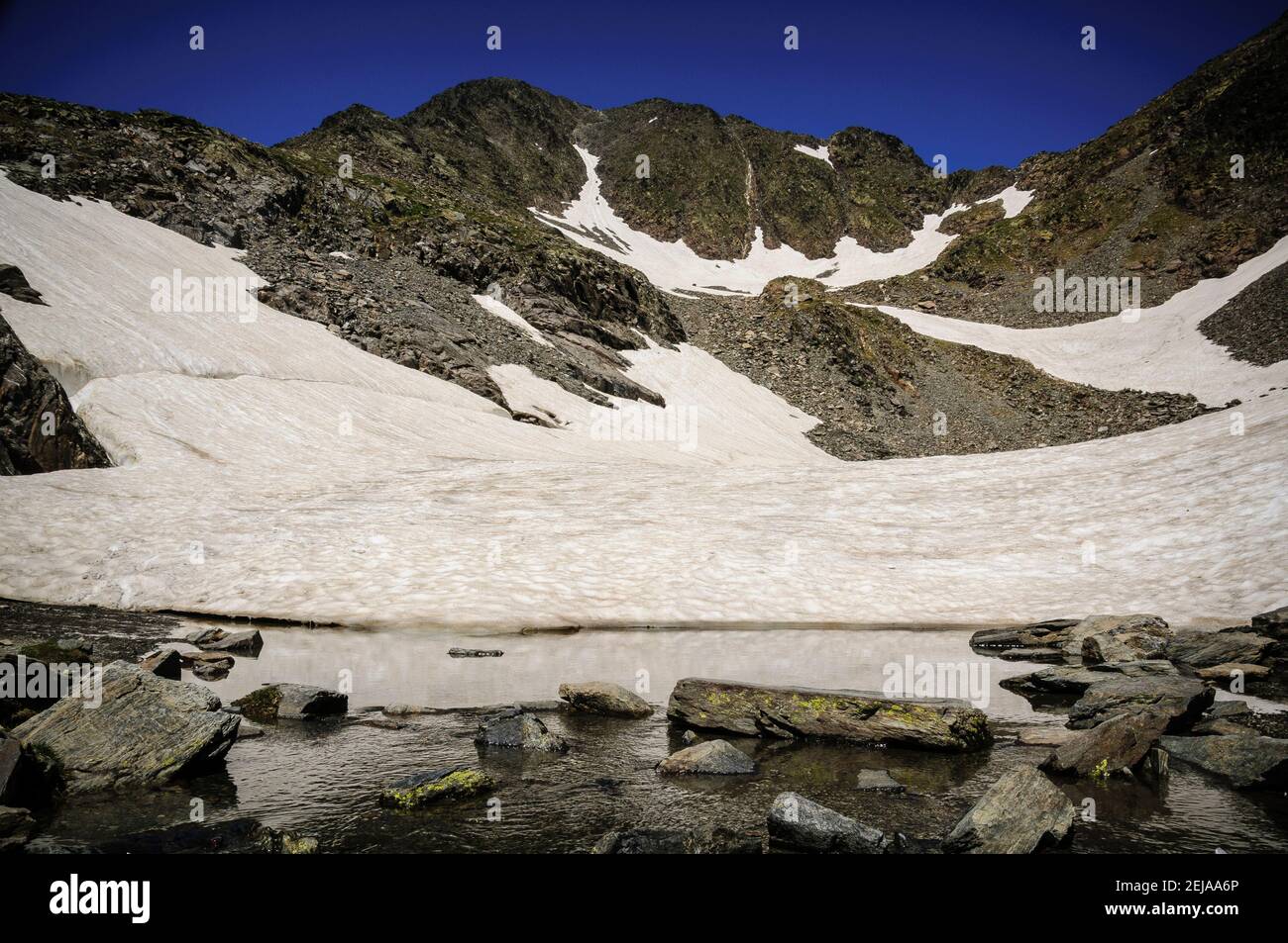 Estany Gelat del Carlit lago, alla base della cima Carlit (Pirenei Orientali, Pirenei, Francia) Foto Stock