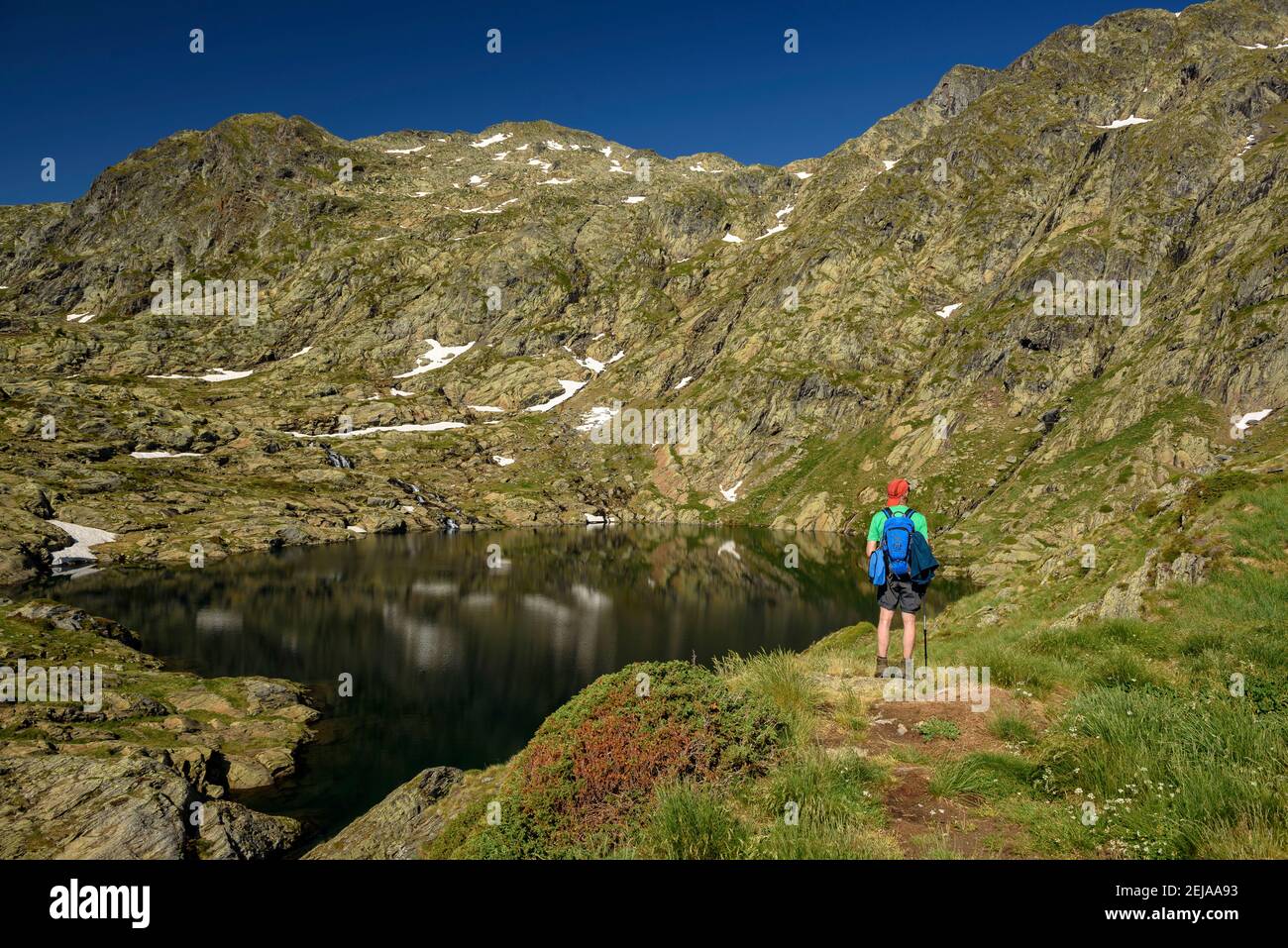 Estany Inferior de la Gallina (lago), nel circo montano della Gallina (Parco Naturale Alt Pirineu, Pirenei, Catalogna, Spagna) Foto Stock
