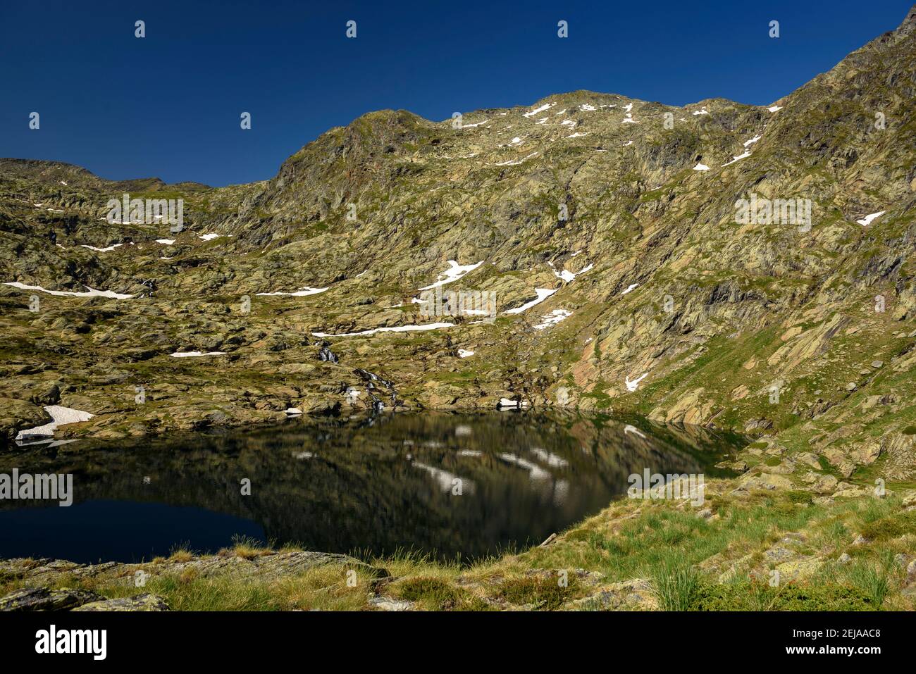 Estany Inferior de la Gallina (lago), nel circo montano della Gallina (Parco Naturale Alt Pirineu, Pirenei, Catalogna, Spagna) Foto Stock