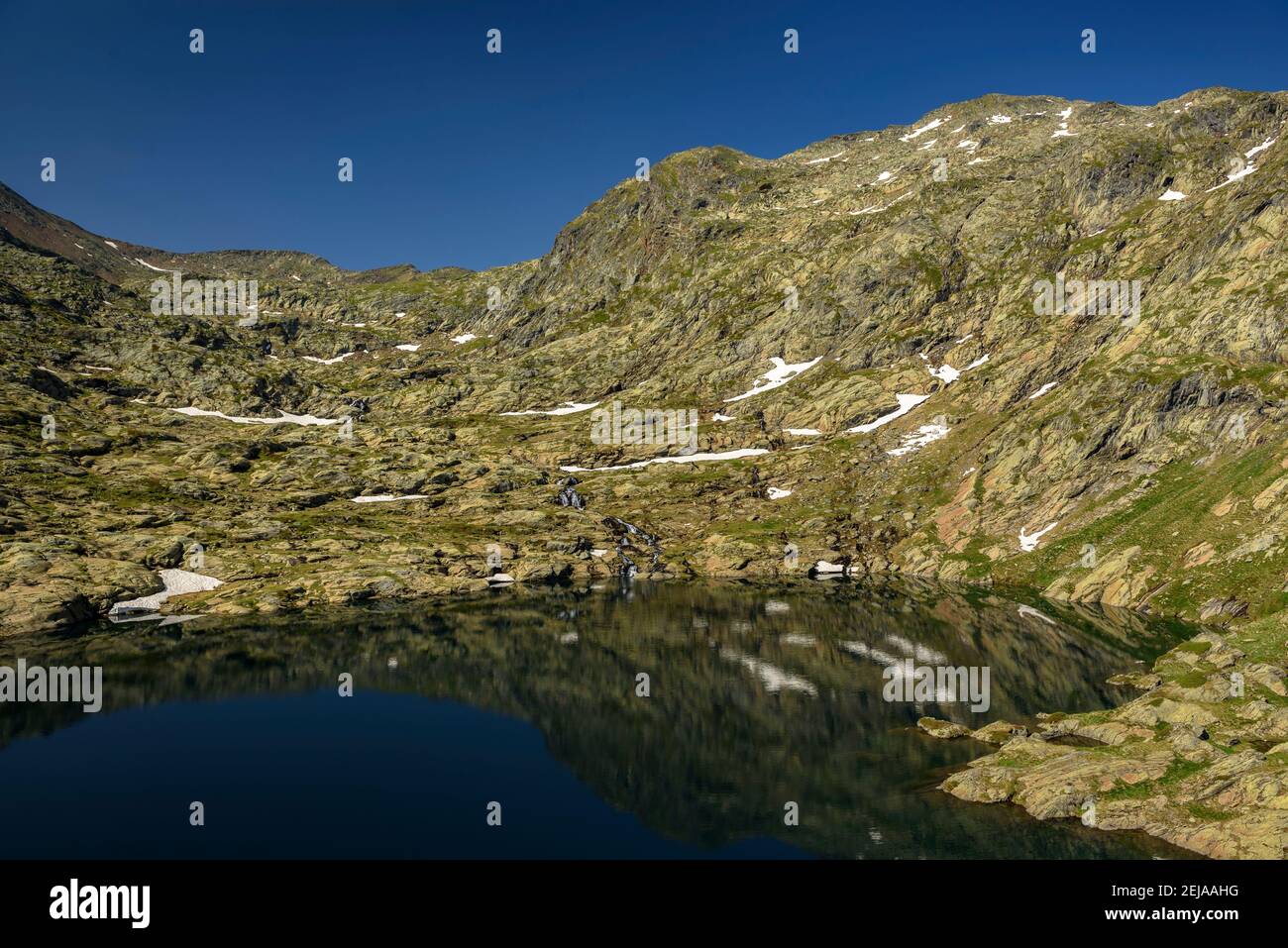Estany Inferior de la Gallina (lago), nel circo montano della Gallina (Parco Naturale Alt Pirineu, Pirenei, Catalogna, Spagna) Foto Stock