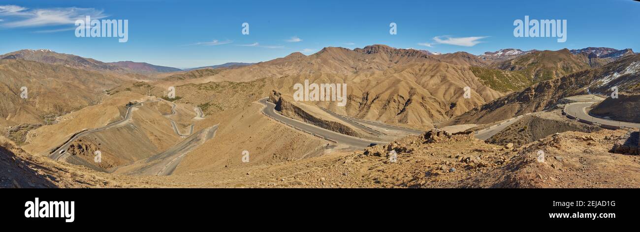 Catena montuosa dell'Atlante dal Marocco. Strada serpentina in montagna,  foto panoramica. Catena di catene montuose nell'Africa nordoccidentale Foto  stock - Alamy