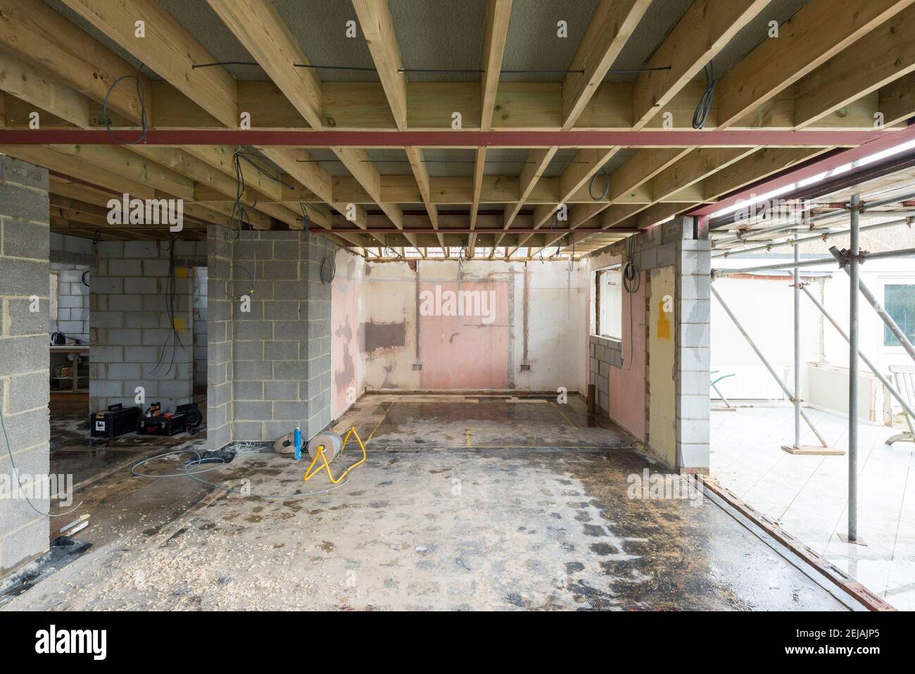 Lavori su una casa residenziale per generare più spazio vicino estendere e rendere il piano terra open plan Foto Stock