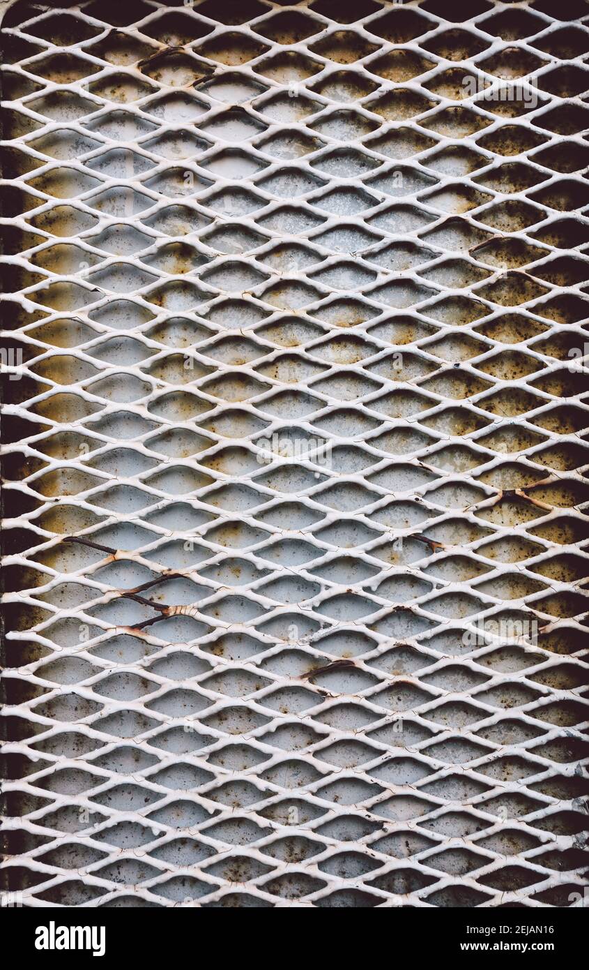 Barre di metallo arrugginite su una vecchia porta di metallo grunge. Sfondo. Foto Stock