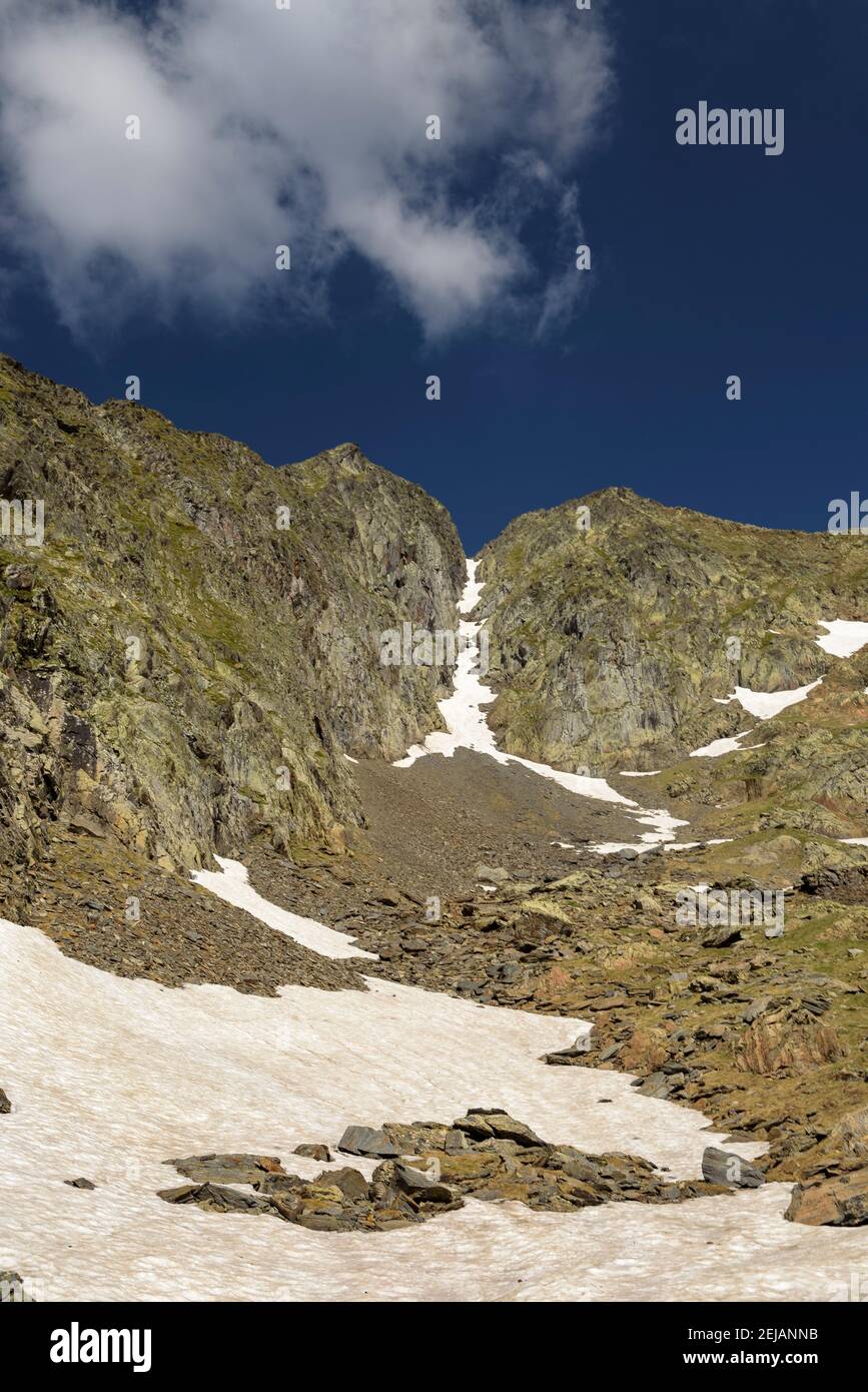 Mont-roig dalla base di queste cime gemelle (PN Alt Pirineu, Pirenei, Catalogna, Spagna) Foto Stock