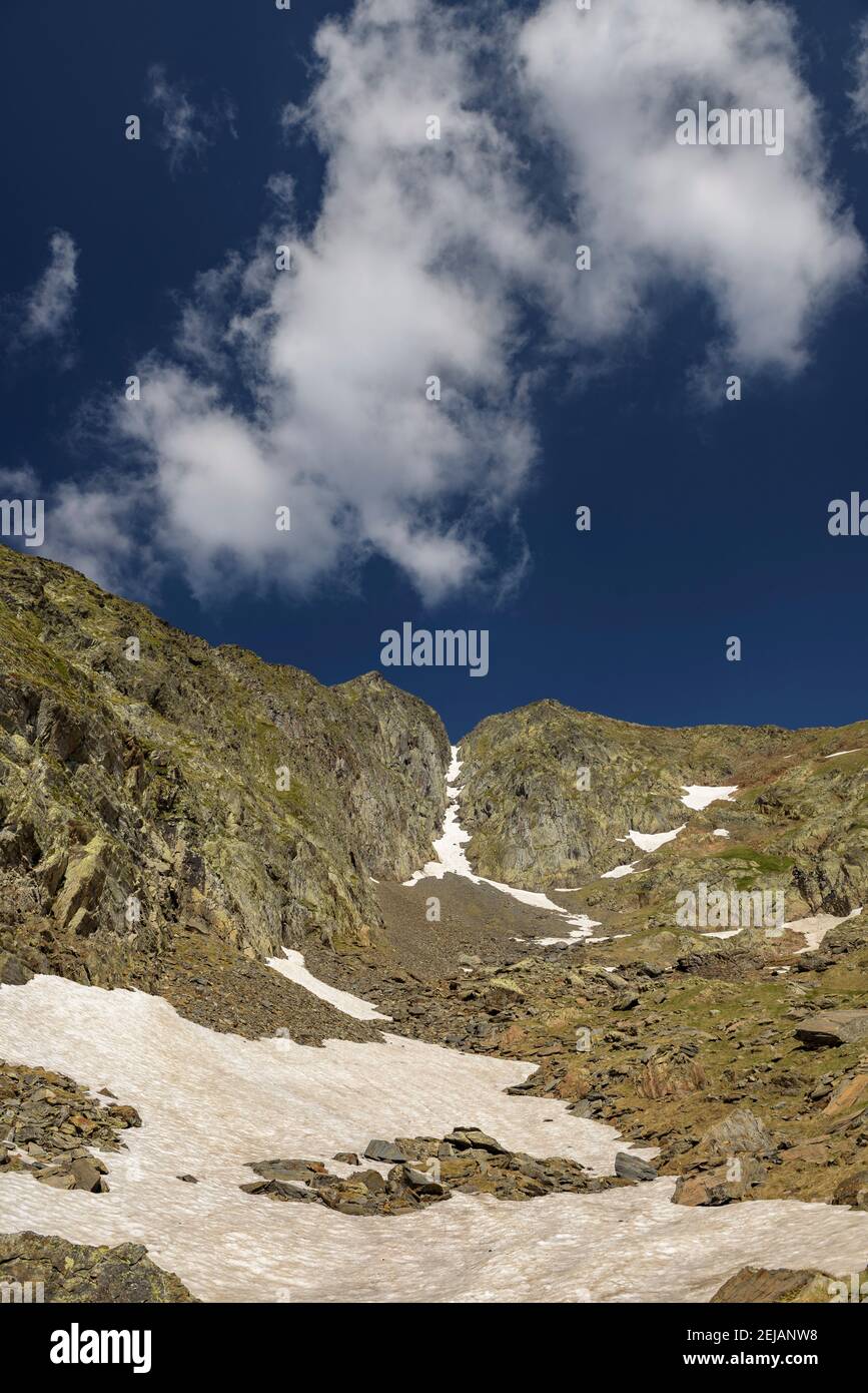 Mont-roig dalla base di queste cime gemelle (PN Alt Pirineu, Pirenei, Catalogna, Spagna) Foto Stock