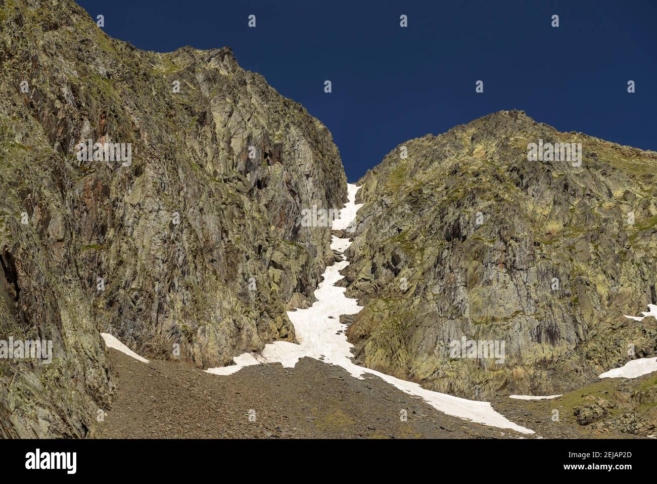 Mont-roig dalla base di queste cime gemelle (PN Alt Pirineu, Pirenei, Catalogna, Spagna) Foto Stock