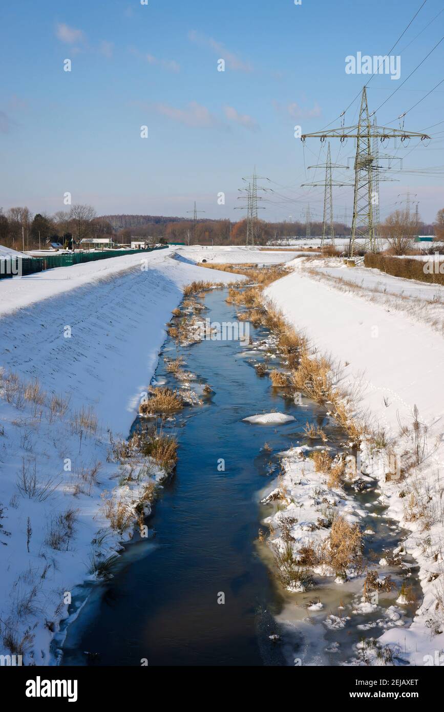 Bottrop, Renania Settentrionale-Vestfalia, Germania - paesaggio invernale soleggiato nella zona della Ruhr, ghiaccio e neve sul Boye rinaturalizzato, il piccolo fiume è renatur Foto Stock