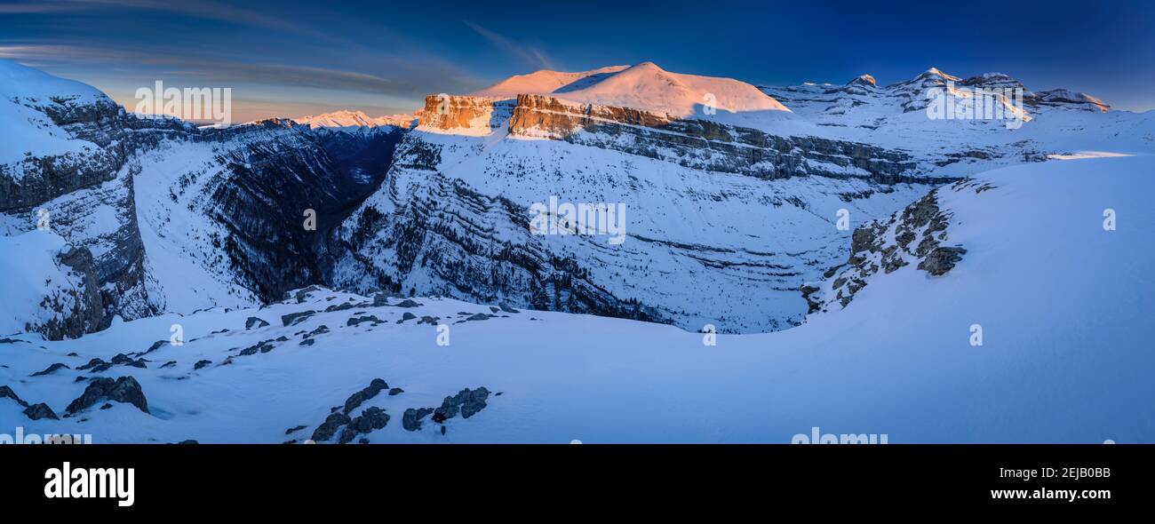 Alba nel canyon di Ordesa (Parco Nazionale di Ordesa y Monte Perdido, Pirinei, Spagna) ESP: Amanecer sobre el Cañón de Ordesa (PN Ordesa y Monte Perdido) Foto Stock