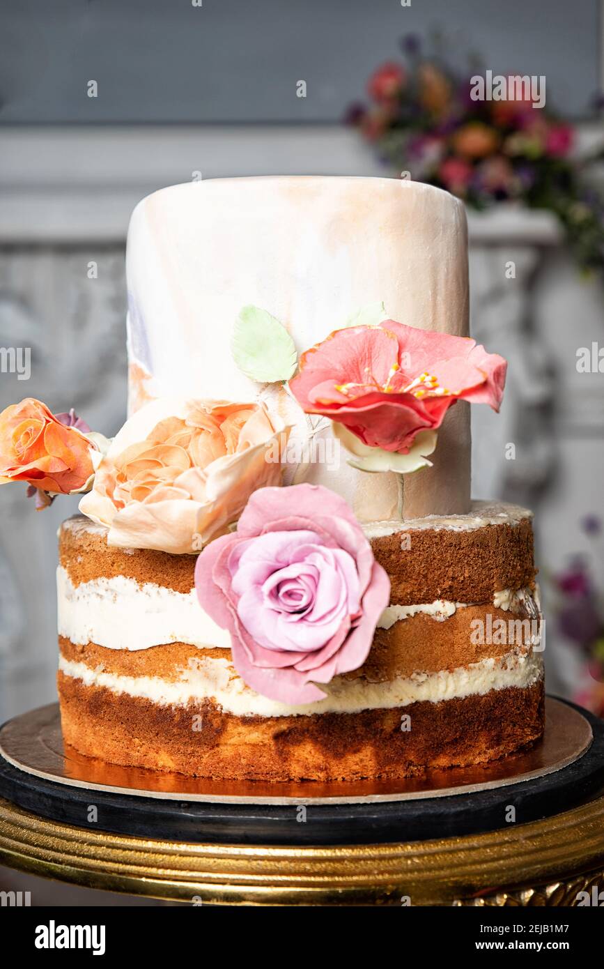 Torta di nozze con glassa fiori di zucchero decori. Foto Stock