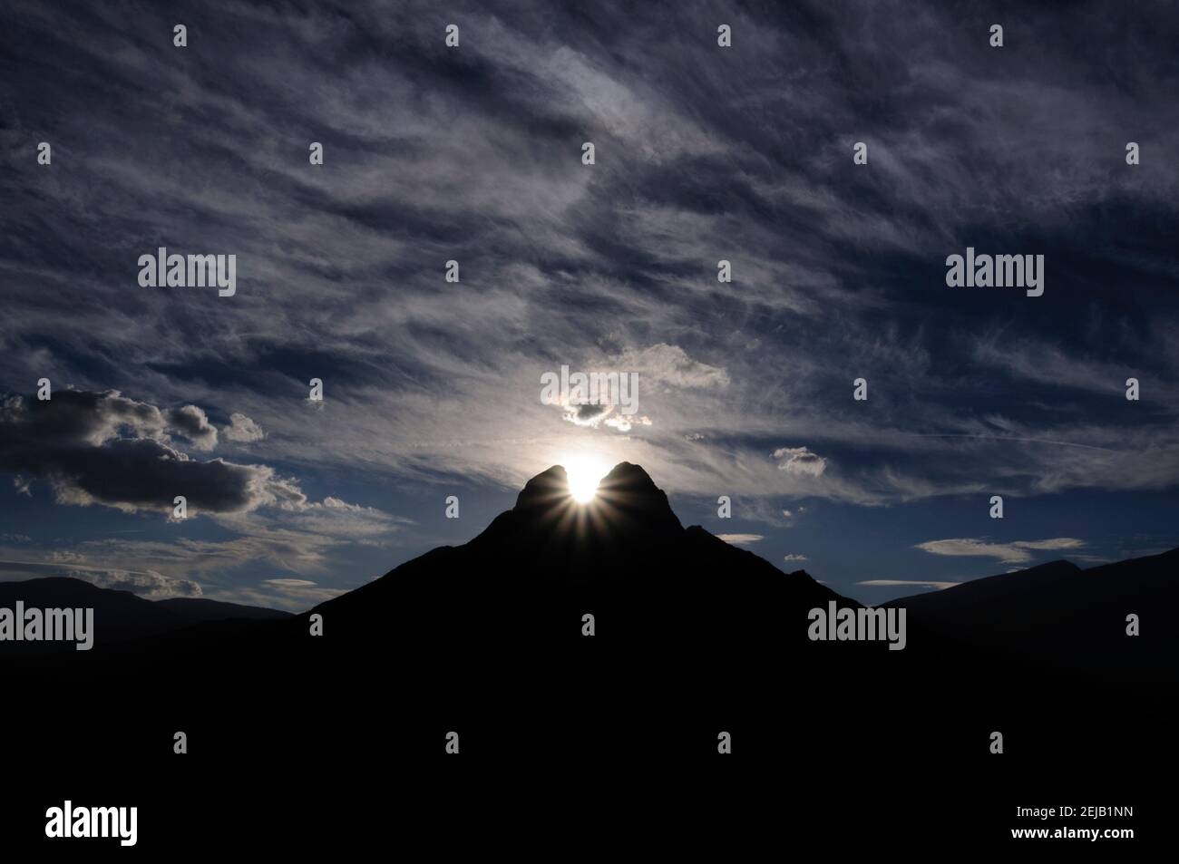 Tramonto sul monte Pedraforca. Questo fenomeno si verifica due volte l'anno (Catalogna, Spagna, Pirenei) Foto Stock