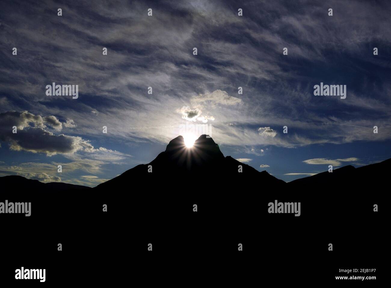 Tramonto sul monte Pedraforca. Questo fenomeno si verifica due volte l'anno (Catalogna, Spagna, Pirenei) Foto Stock