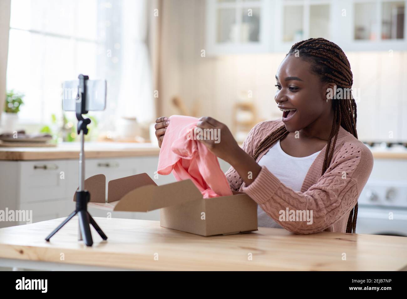 Blog di moda. Young African American Female Influencer Recording Video Content at Home Foto Stock