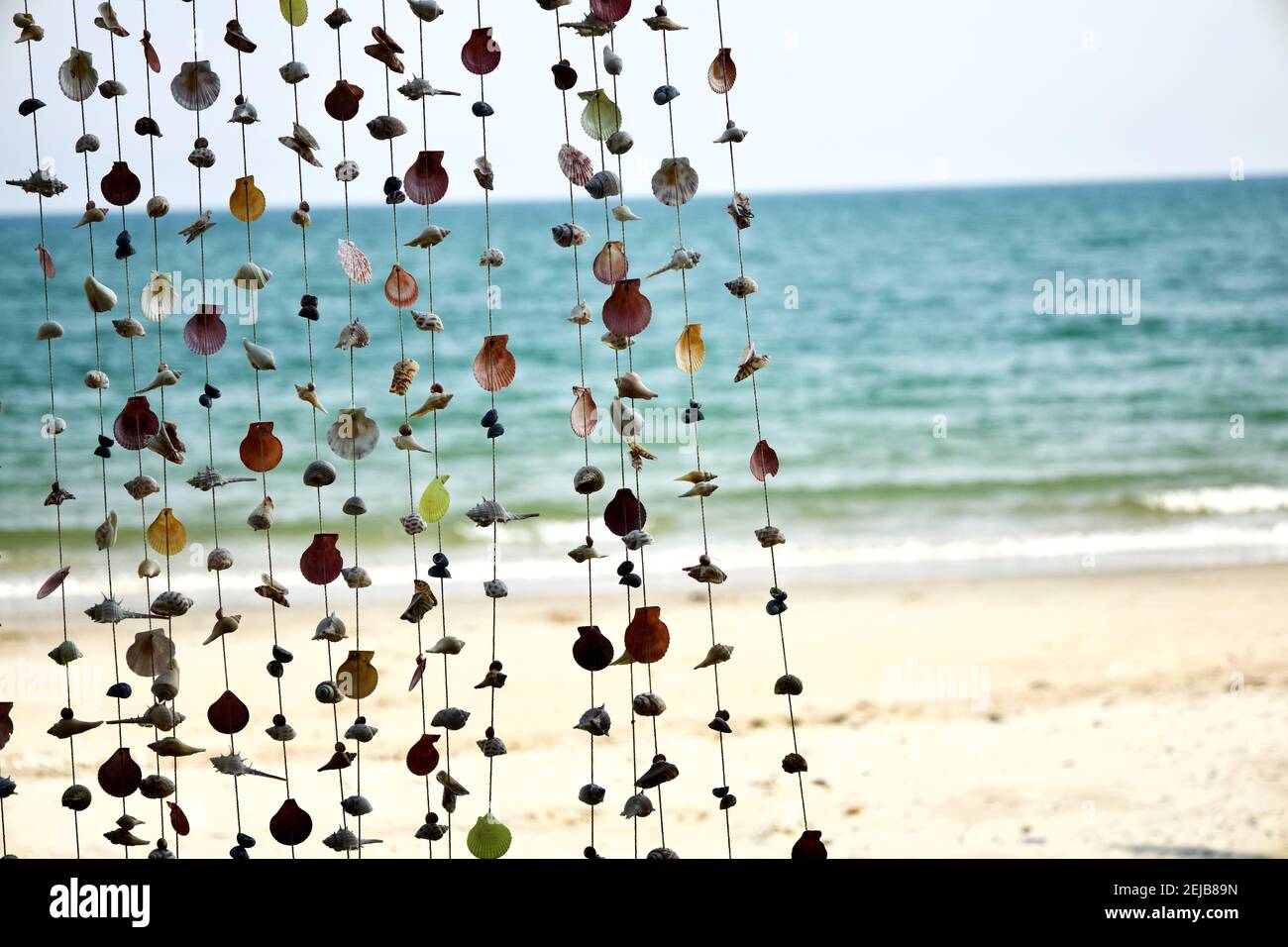 Conchiglie decorative sulle linee di corda sulla spiaggia di Phetchaburi,  Thailandia in una giornata meravigliosa Foto stock - Alamy