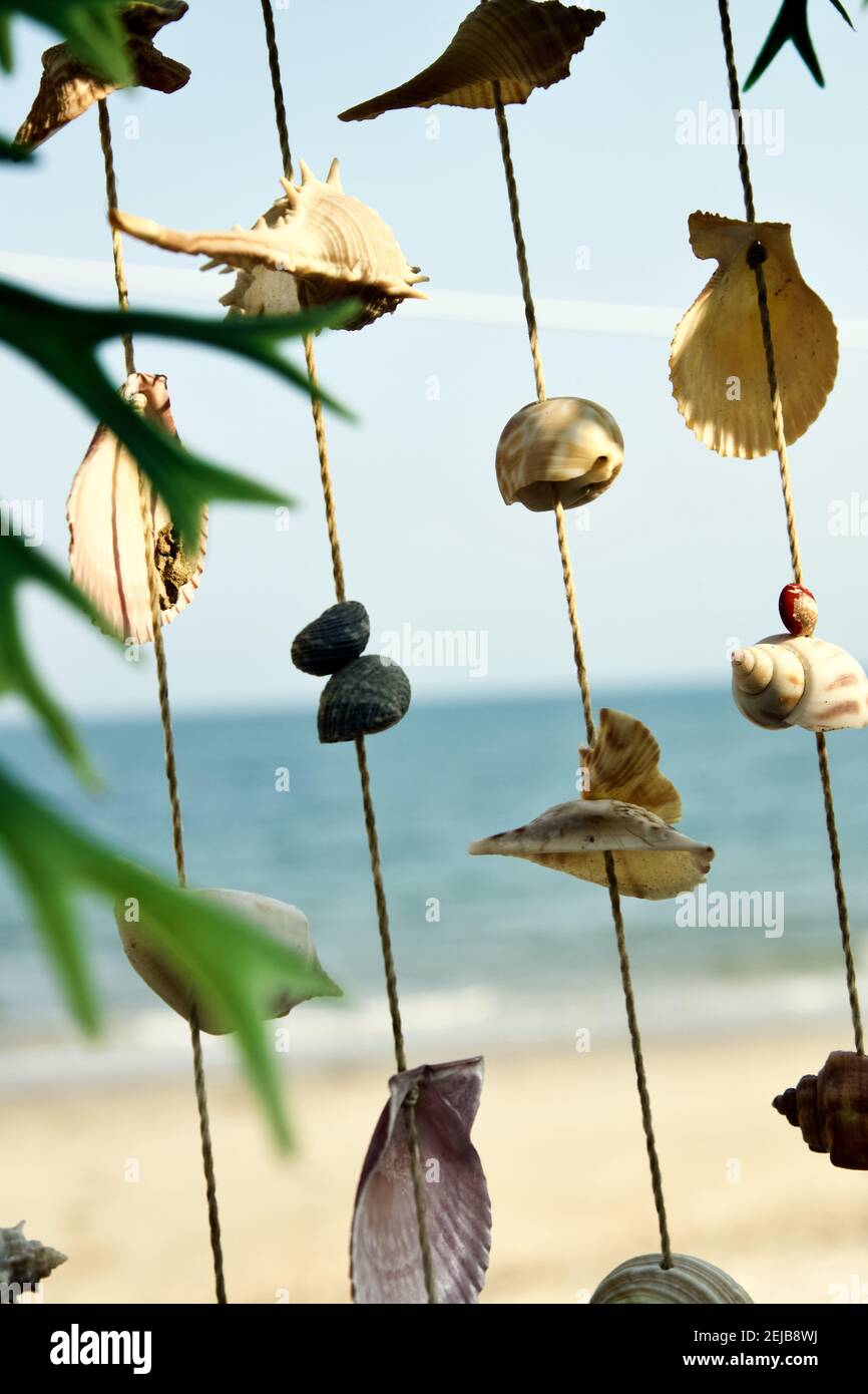 Conchiglie decorative sulle linee di corda sulla spiaggia di Phetchaburi,  Thailandia in una giornata meravigliosa Foto stock - Alamy