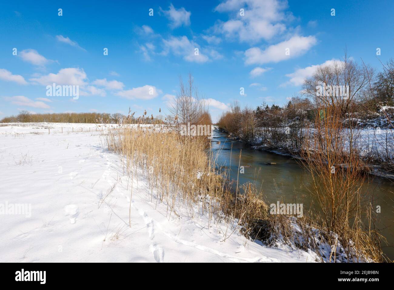 Hamm, Renania Settentrionale-Vestfalia, Germania - paesaggio invernale soleggiato nella zona della Ruhr, ghiaccio e neve sul fiume Lippe, scala di pesci, deviazione ramo Lippe. Foto Stock