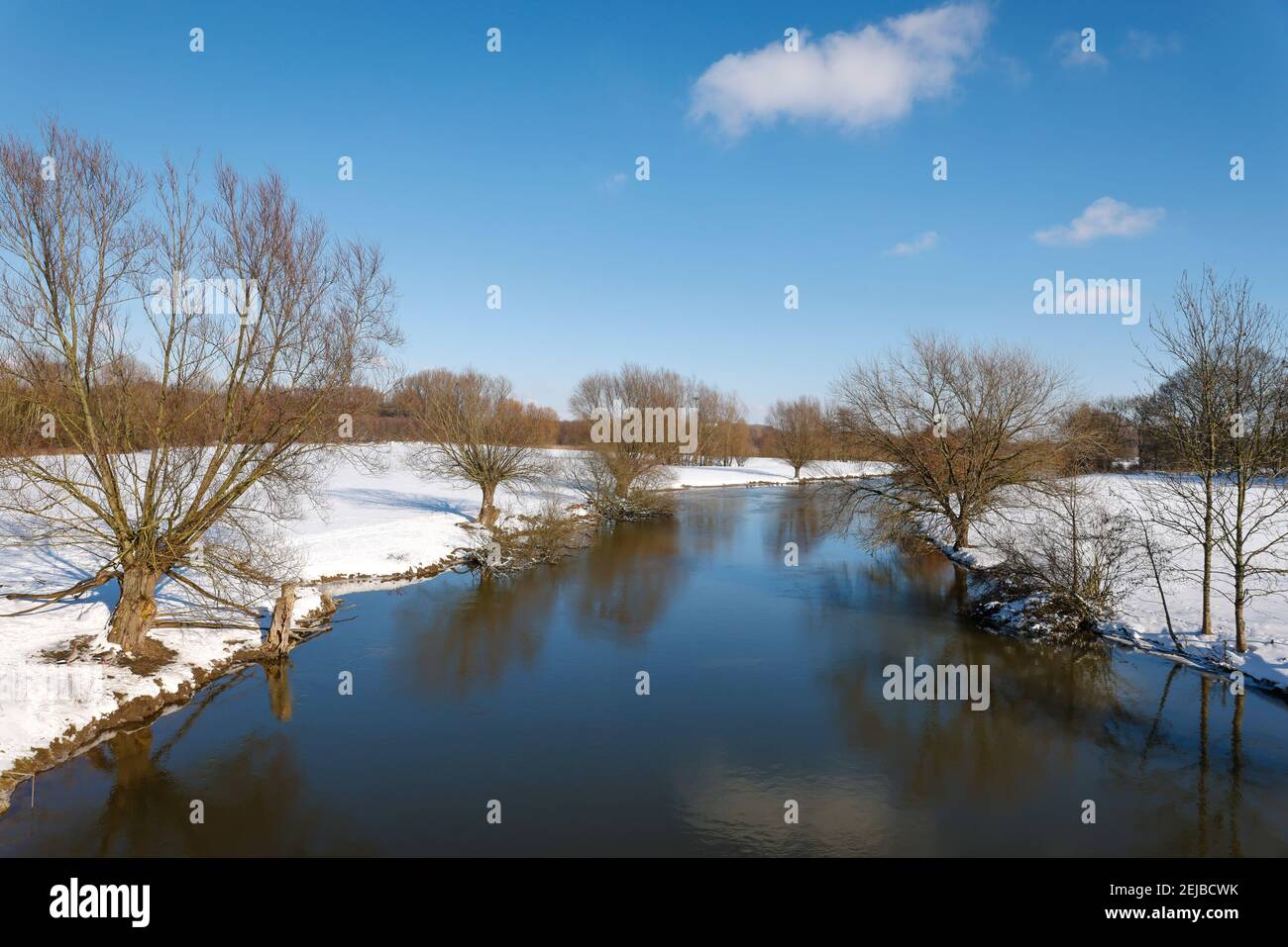 Hamm, Nord Reno-Westfalia, Germania - Sunny paesaggio invernale nella zona della Ruhr, ghiaccio e neve sul fiume Lippe. Foto Stock