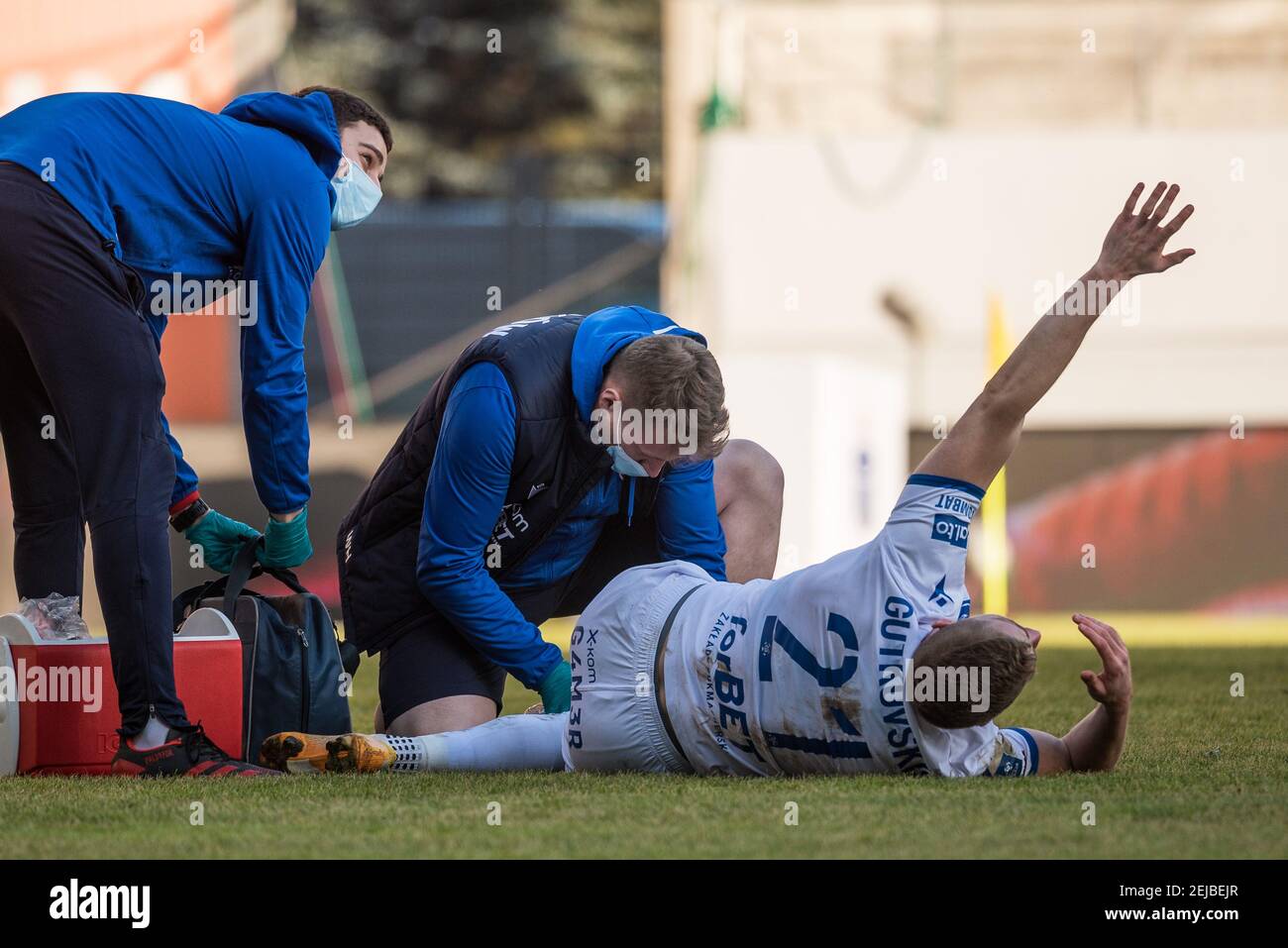 LUBIN, POLONIA - 21 FEBBRAIO 2021: Partita di calcio polacco PKO Ekstraklasa tra KGHM Zaglebie Lubin - Rakow Czestochowa 1:2. Ferito Vladislavi Gutko Foto Stock