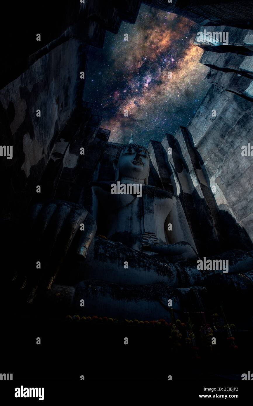 Deep Sky Milky Way su Wat si Chum, Mueang Sukhothai District, Thailandia. Foto Stock