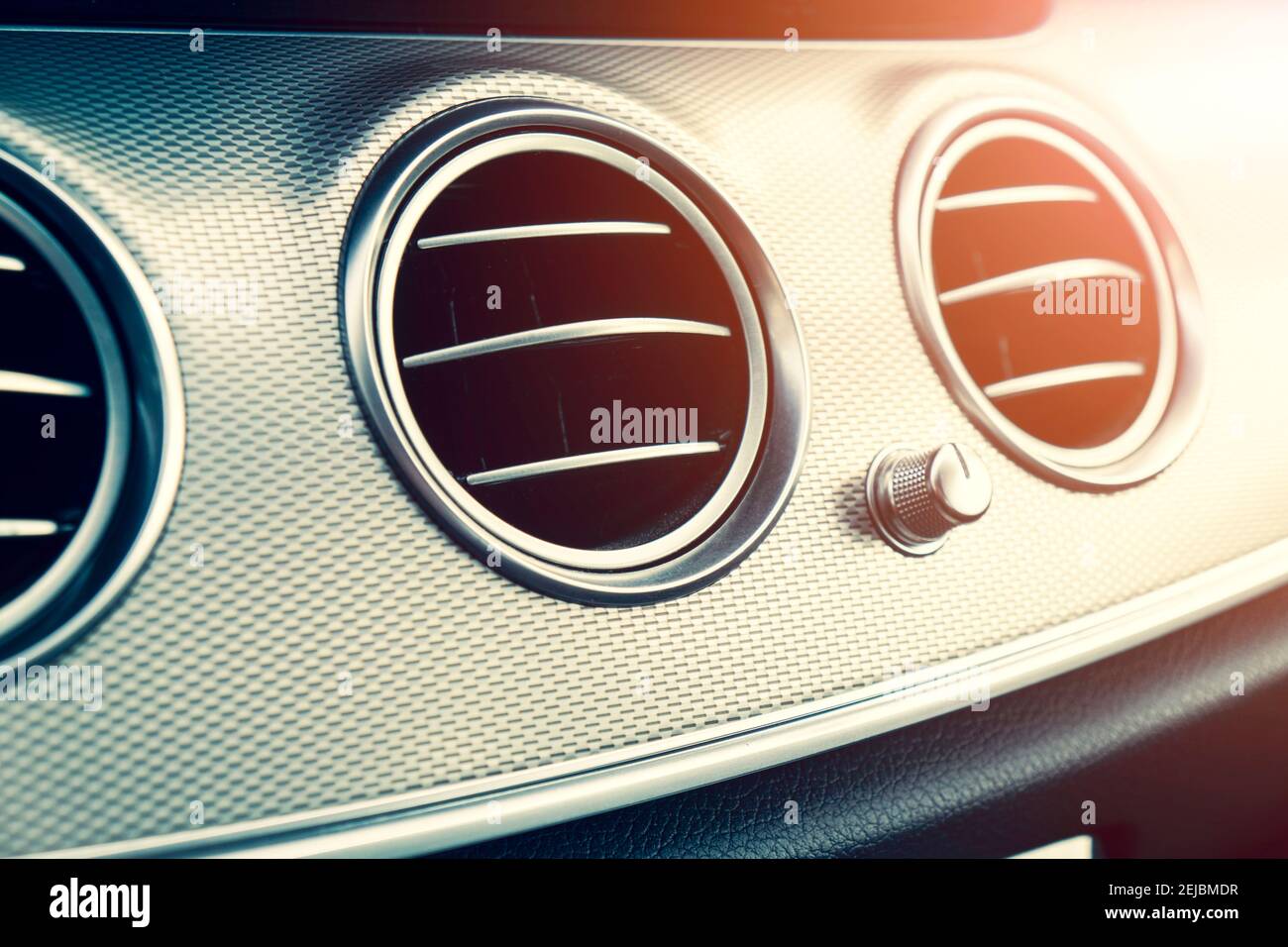 Aria condizionata piano di ventilazione in auto di lusso moderna interni. Interni moderni in pelle nera per auto. Pannello in legno naturale. Pelle nera traforata. Abitacolo della vettura. Auto Foto Stock