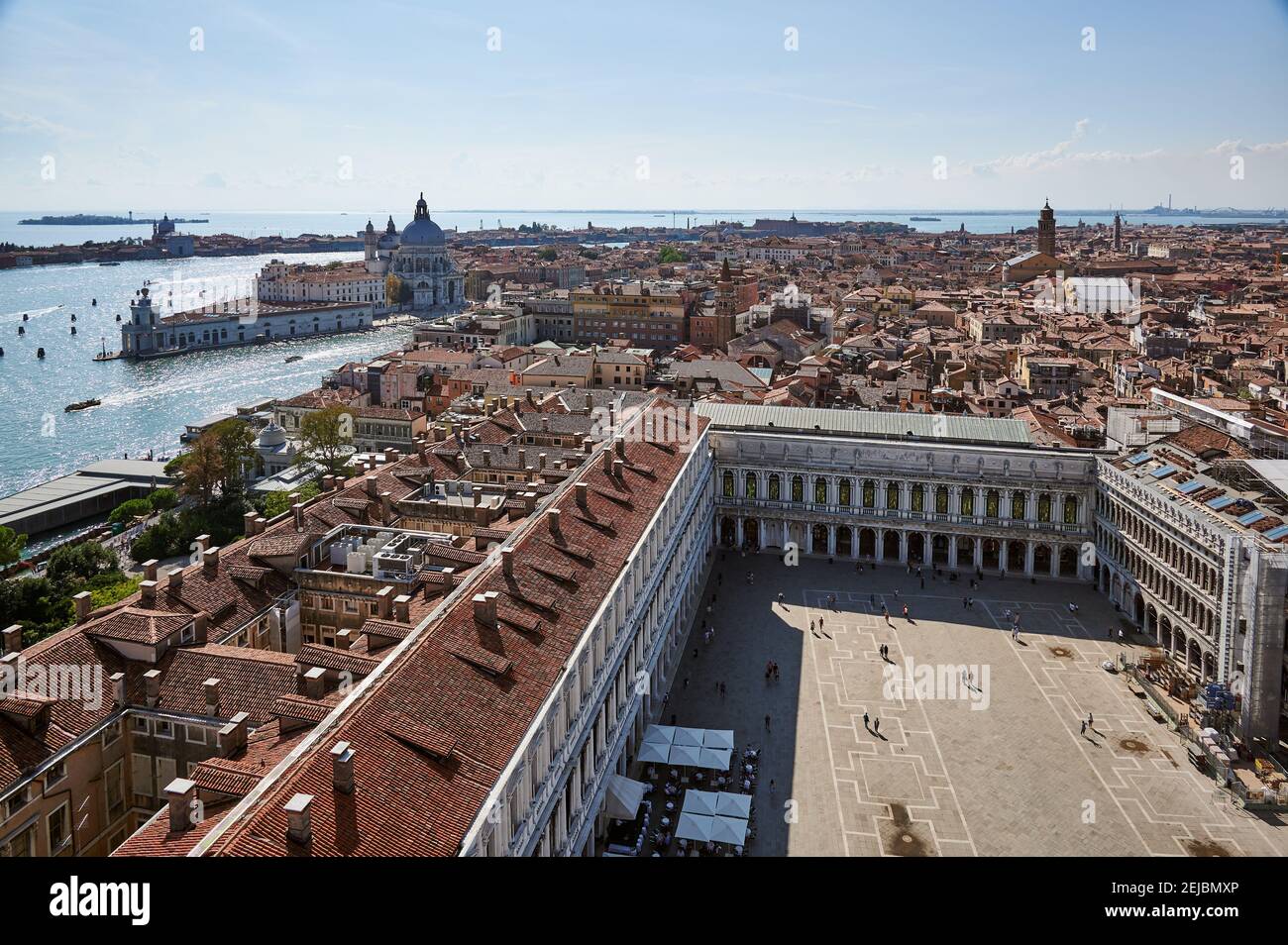 Vista aerea dalla torre di San Marco su Piazza San Marco con alle spalle la Basilica di Santa Maria della Salute e Punta della Dogana, Venezia, Veneto, IT Foto Stock