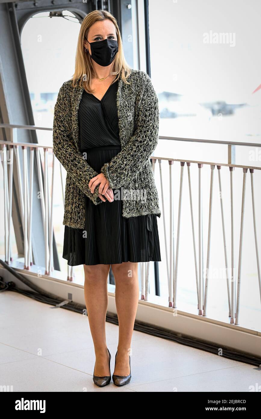 Il Sottosegretario di Stato al bilancio Eva De Bleeker ha raffigurato durante l'inizio delle vaccinazioni presso lo Skyhall dell'aeroporto di Bruxelles a Zaventem, una delle locatio Foto Stock