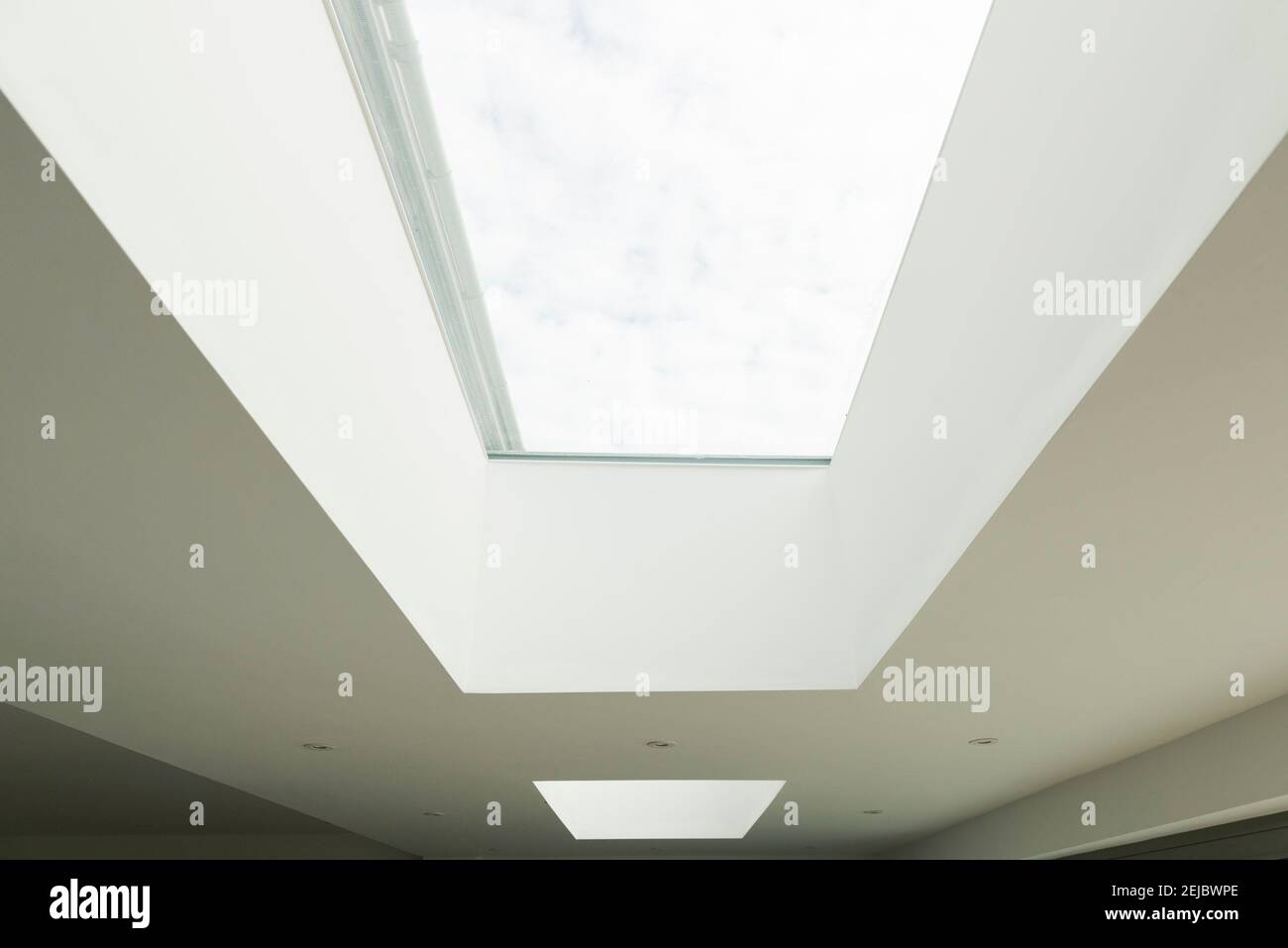 Un esempio di un cielo luminoso come / plafoniera / plafoniera in una casa moderna. Foto Stock