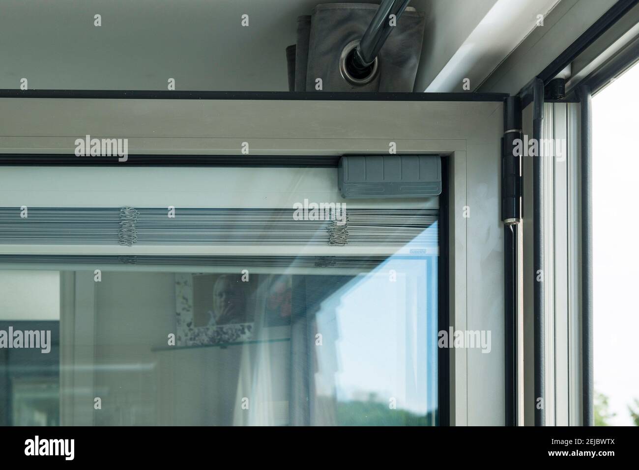 Porte doppie in UPVC con doppi vetri da una casa moderna, che mostrano la luce che entra in una stanza Foto Stock