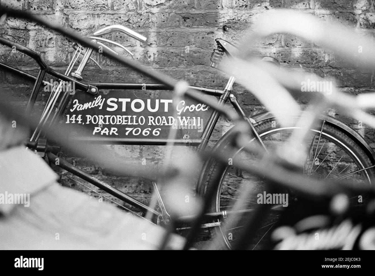 UK, West London, Notting Hill, 1973. 'Stout' un negozio di alimentari di famiglia su Portobello Road. La bicicletta di consegna. Foto Stock