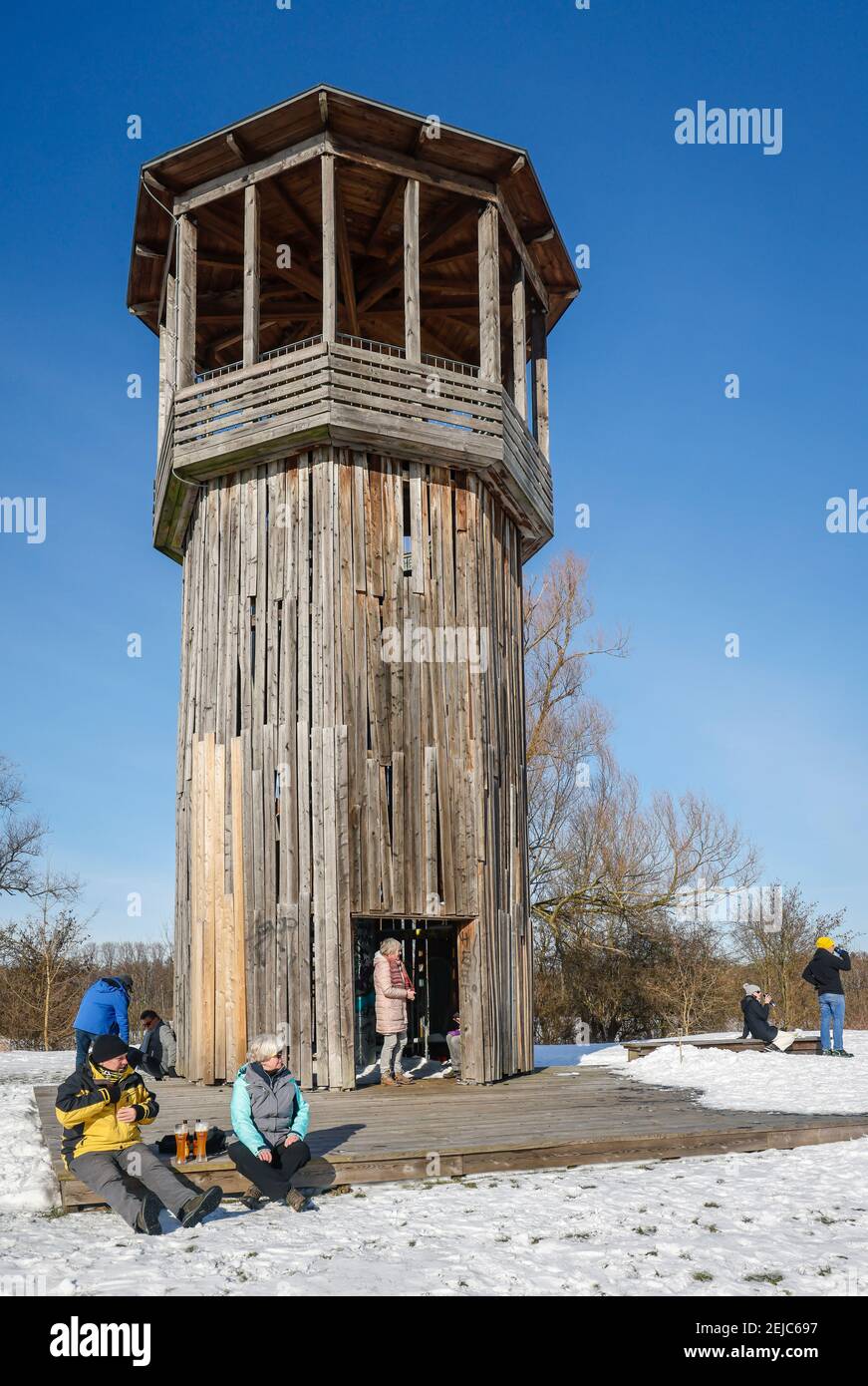 Recklinghausen, Renania Settentrionale-Vestfalia, Germania - Sunny paesaggio invernale nella zona della Ruhr, Emscher arte nella neve, Kawamata torre sulla riva Emscher Foto Stock