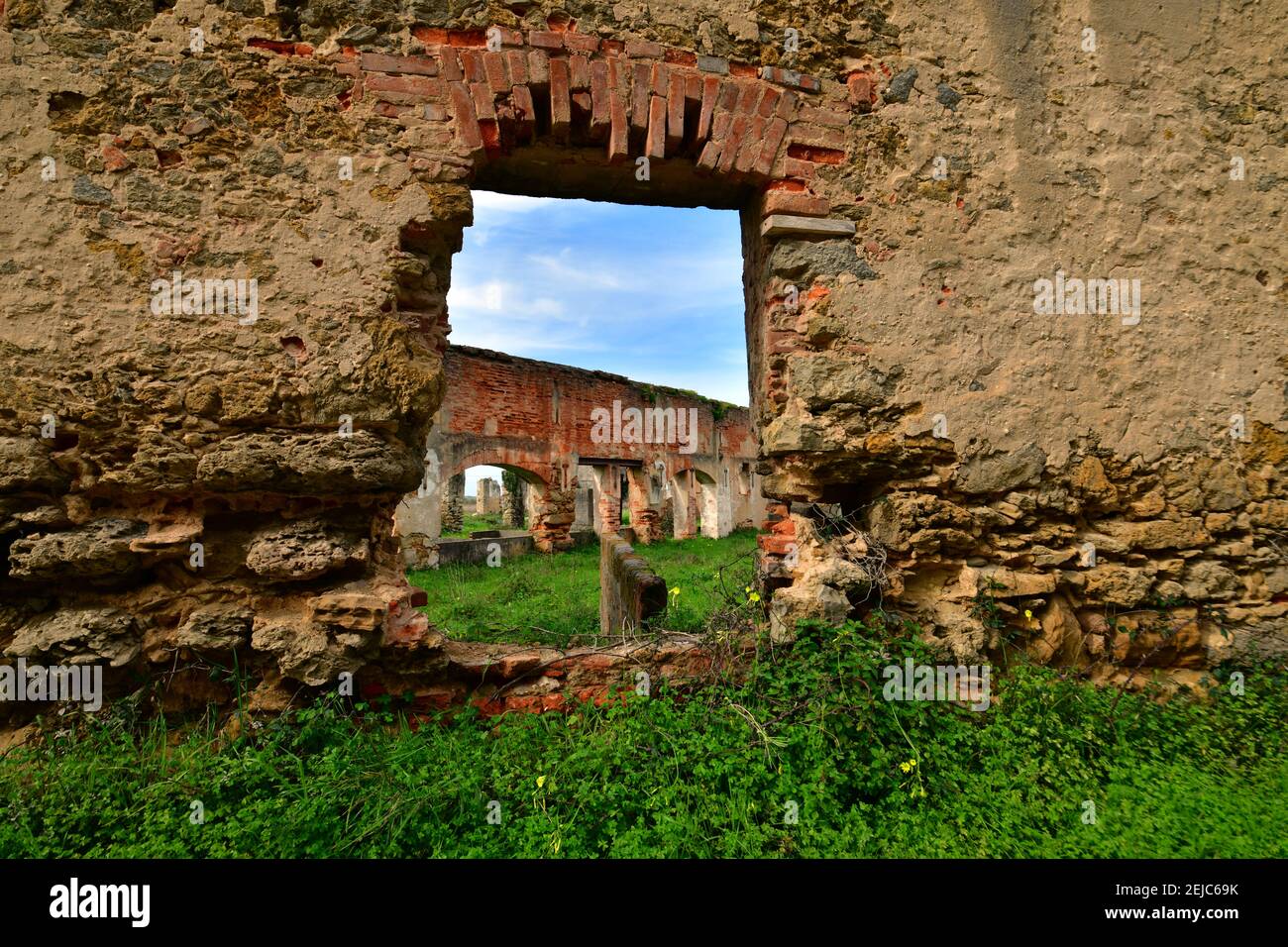 Crollo muro di mattoni di una fattoria in Portogallo rurale Foto Stock