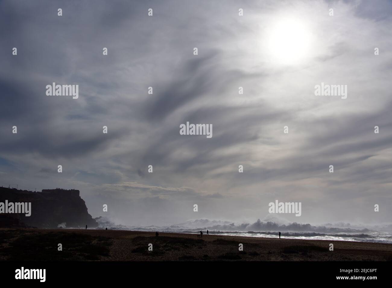 Ampia vista del faro di Farol da Nazare da nord con un cielo esteso e grandi onde Foto Stock