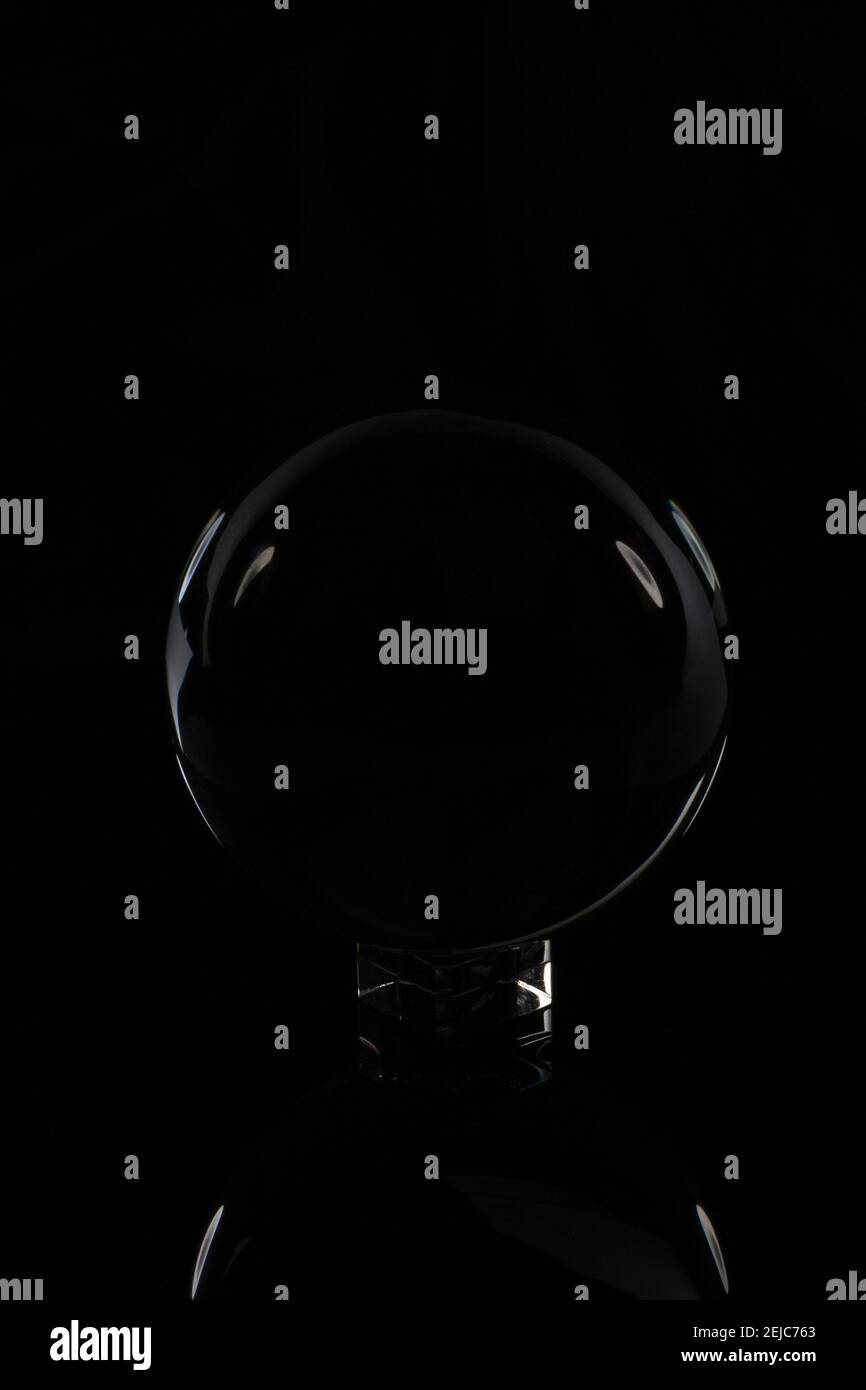 Palla di cristallo nel buio. Foto Stock