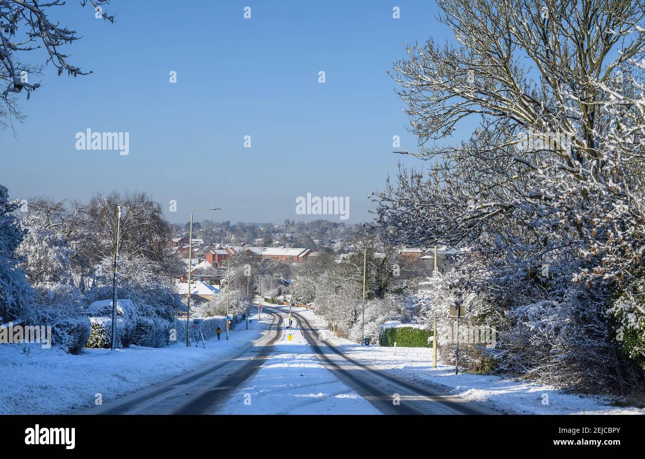 Strada coperta di neve in un giorno d'inverno a Market Harborough, Leicestershire, Regno Unito. Foto Stock