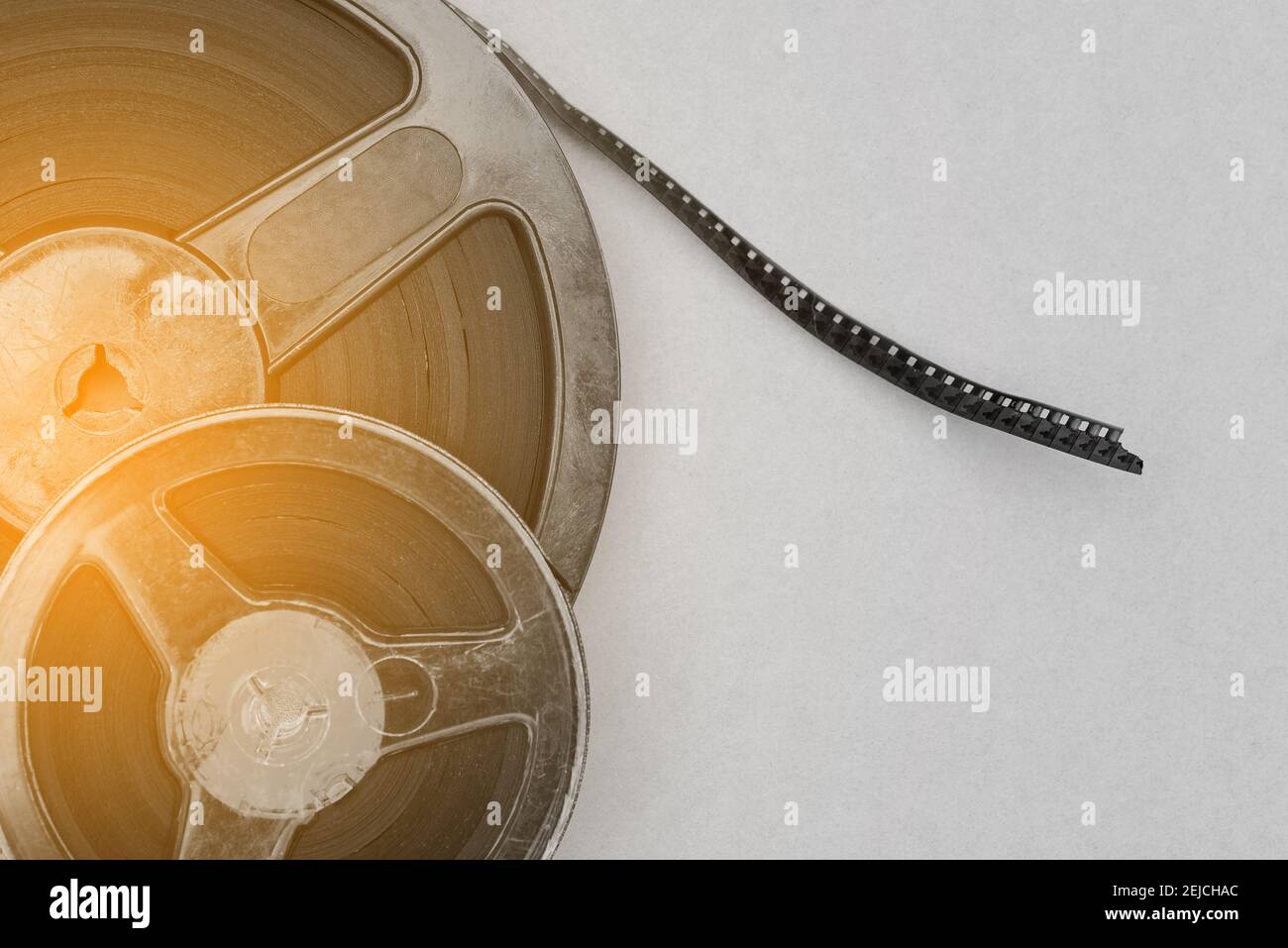 Vecchie cassette con musica e film. Bobine rotonde con vecchie registrazioni. Registrazioni analogiche. Stile retrò. Foto Stock