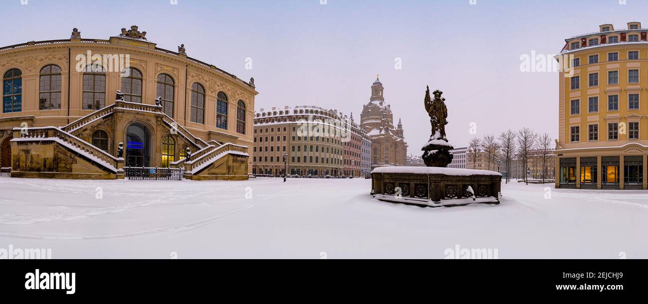 Vista panoramica sulla piazza Neumarkt, il Museo dei Trasporti, la fontana Friedensbrunnen e la Chiesa di nostra Signora in inverno, la piazza coperta Foto Stock