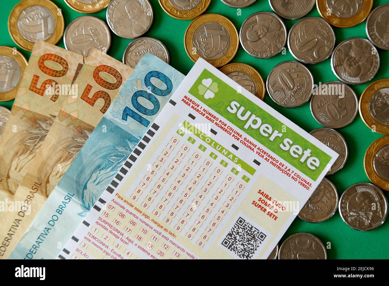 Minas Gerais, Brasile - 22 febbraio 2021: Banconote, monete e biglietto per lotteria Caixa Super sete Foto Stock