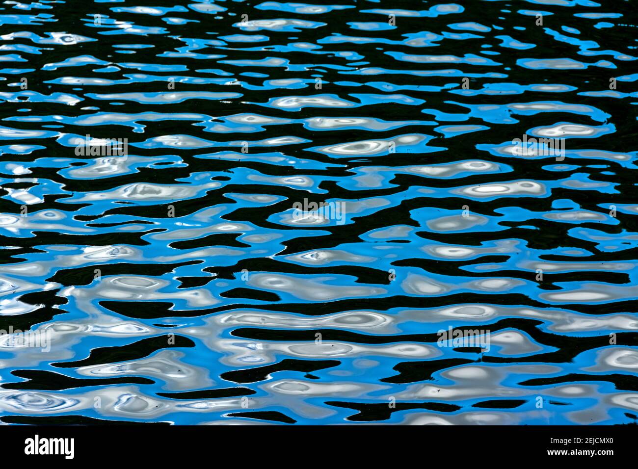 Riflessi sull'acqua blu scintillante in un ambiente tranquillo e naturale durante le ore diurne Foto Stock