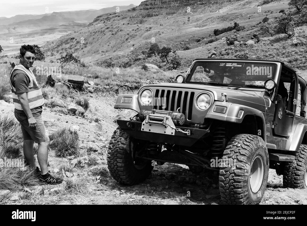 HARRISMITH, SUD AFRICA - 20 febbraio 2021: Harrismith, Sud Africa - 02 2015 ottobre: Addestramento del driver del percorso di montagna 4x4 al Camp Jeep nel Drakensberg Foto Stock