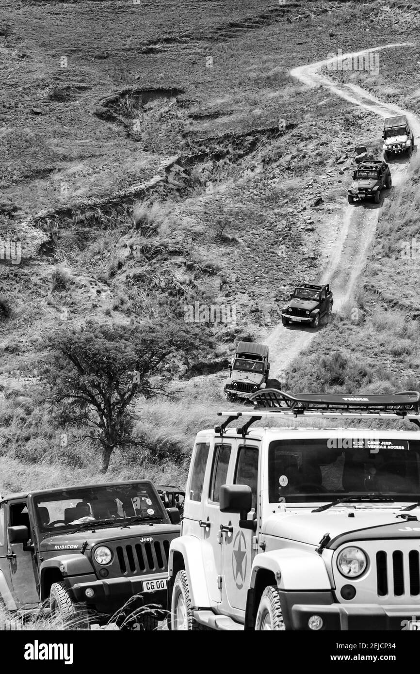 HARRISMITH, SUD AFRICA - 20 febbraio 2021: Harrismith, Sud Africa - 02 2015 ottobre: Addestramento del driver del percorso di montagna 4x4 al Camp Jeep nel Drakensberg Foto Stock