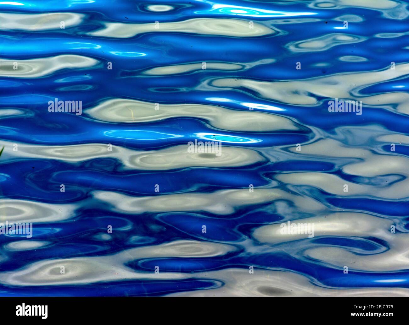 Riflessi sull'acqua blu scintillante in un ambiente tranquillo e naturale durante le ore diurne Foto Stock