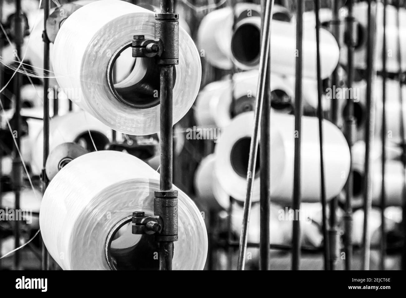 JOHANNESBURG, SUD AFRICA - 20 febbraio 2021: Johannesburg, Sud Africa - 16 ottobre 2012: Bobin filo di cotone su un telaio della linea di assemblaggio della trama del copwinder Foto Stock