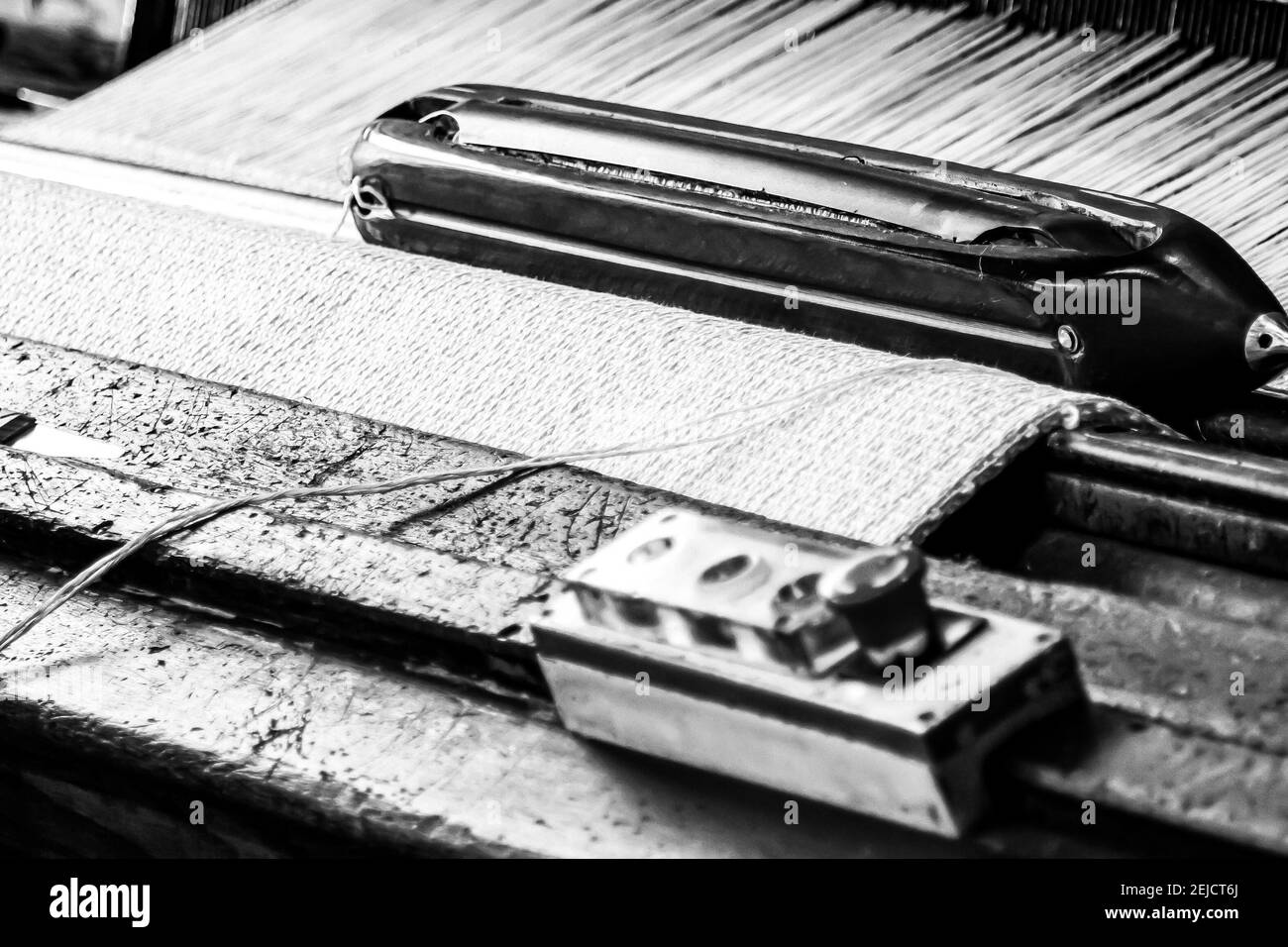 JOHANNESBURG, SUD AFRICA - 20 febbraio 2021: Johannesburg, Sud Africa - 16 ottobre 2012: Primo piano di una macchina per telaio di trama a filo di cotone in un trasportatore Foto Stock