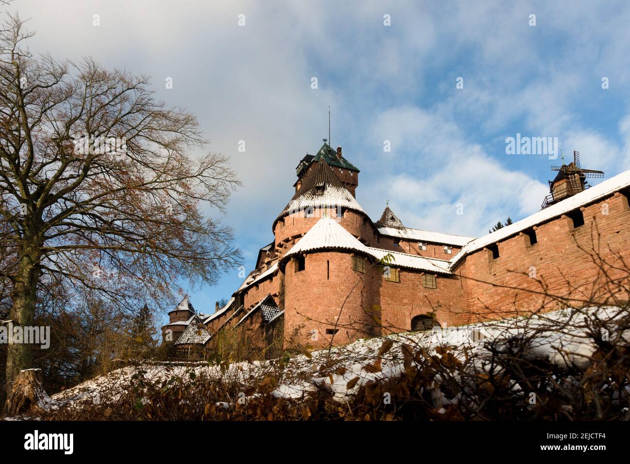Castello Haut-Koenigsbourg, nella neve in inverno, Alsazia, Francia Foto Stock