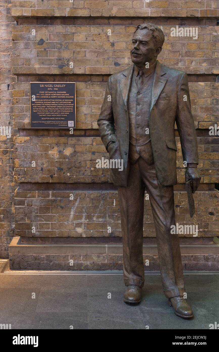 Statua di Sir Nigel Gresley alla stazione di Kings Cross, Londra, Regno Unito Foto Stock